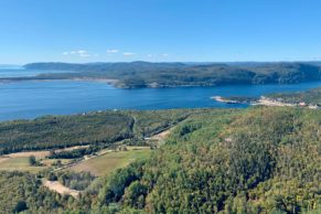 vue-fjord-totem-aviation-quebec-le-mag