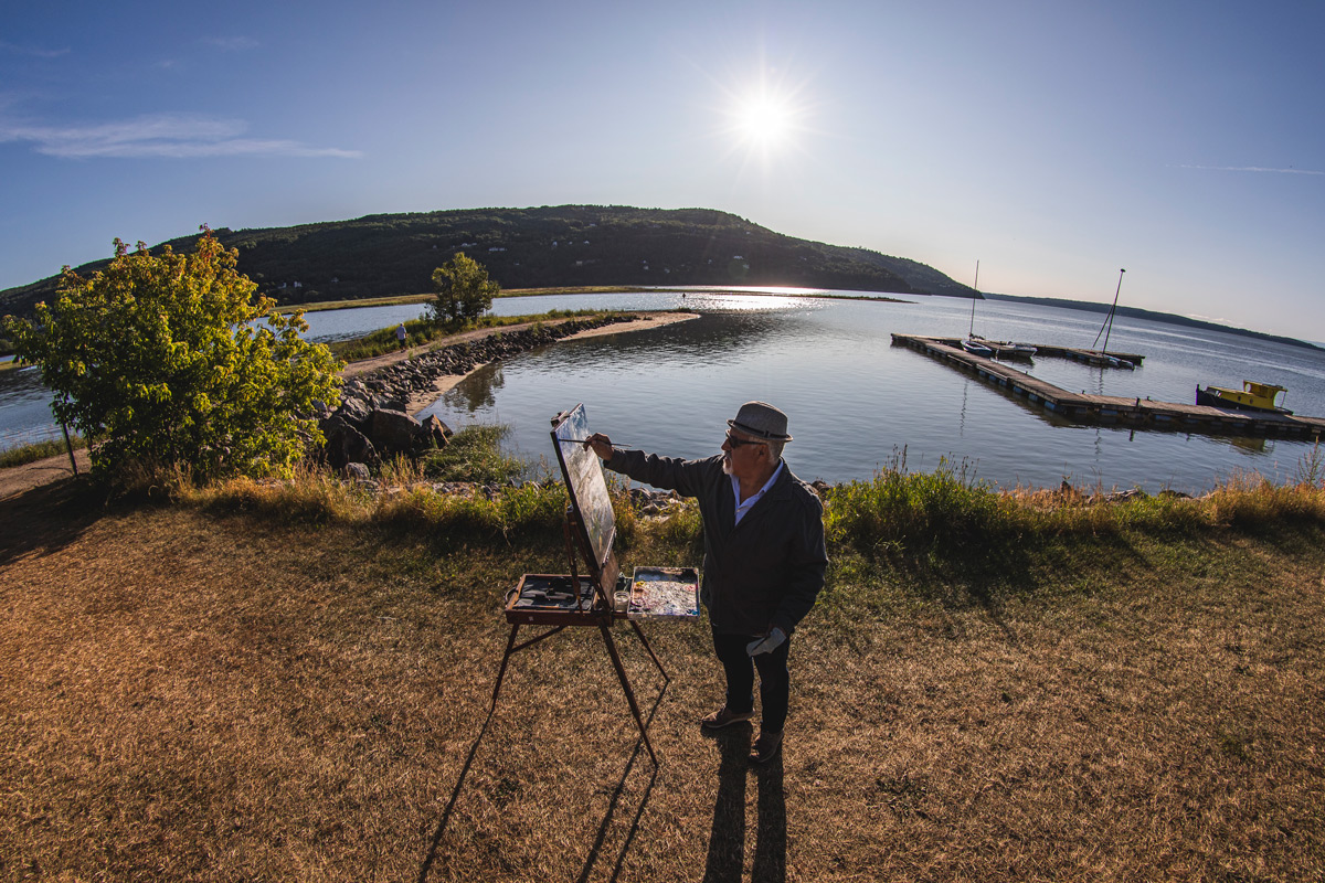Artiste-peintre en action à Baie-Saint-Paul / Photo Tourisme Charlevoix / André-Olivier Lyra