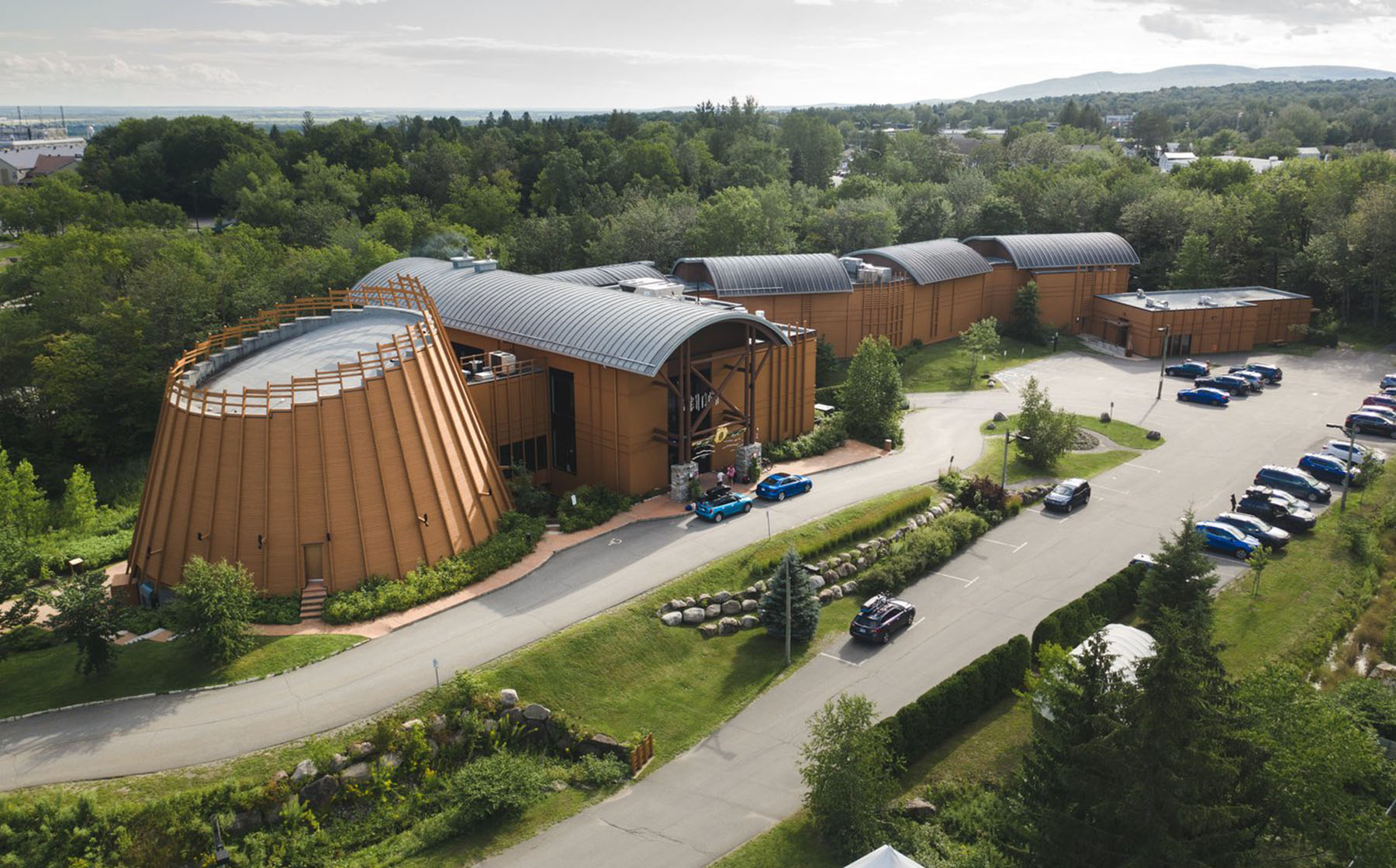 exterieur-hotel-premieres-nations-wendake-experience-autochtone-quebec-le-mag