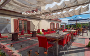 terasse-resto-le-baluchon-eco-villegiature-mauricie-quebec-le-mag