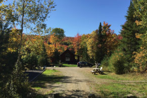 Extérieur du domaine durant l'automne - Coteaux Missisquoi - Cantons de l'Est du Québec | Québec le Mag