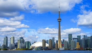 Visiter Toronto : l'incontournable CN Tower, vue ici au milieu de la skyline de Toronto