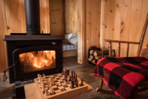 Intérieur d'un chalet l'hiver - Coteaux Missisquoi - Cantons de l'Est du Québec | Québec le Mag