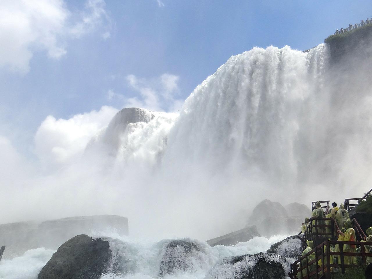 Vue du débit impressionnant des Chutes du Niagara