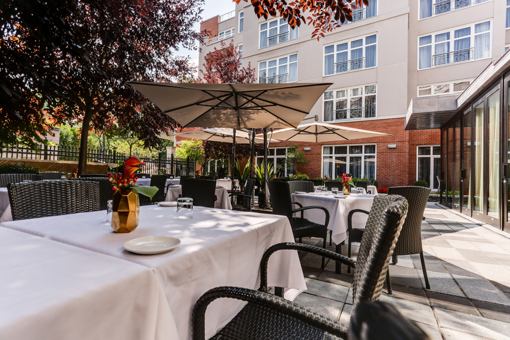 Le jardin/terrasse du Saint-Sulpice Hotel Montreal