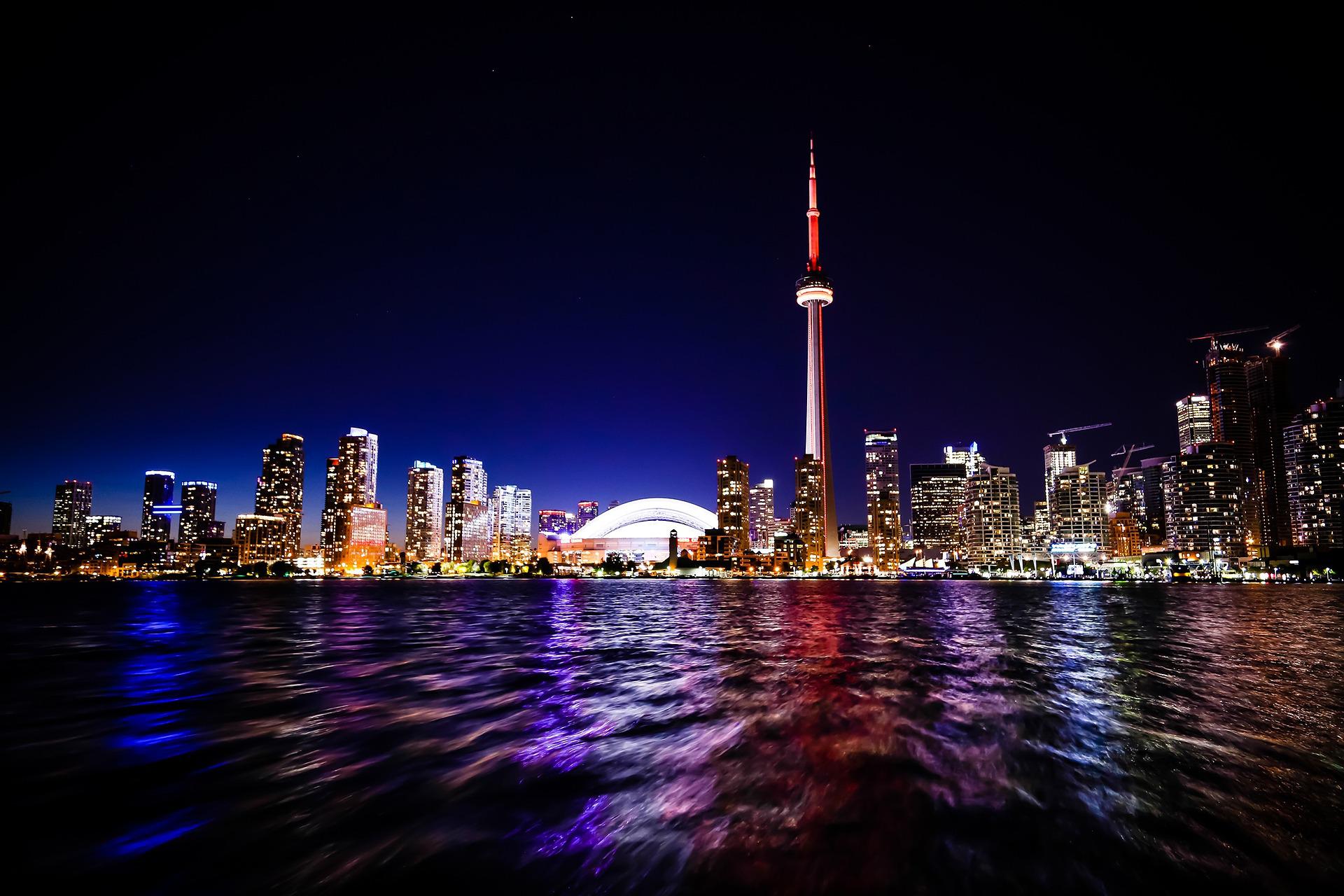 Vue de nuit de la CN Tower à Toronto