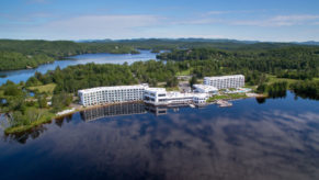 Vue aérienne de l'Estérel Resort: hôtel de luxe dans les Laurentides