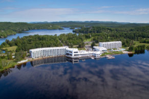 Vue aérienne de l'Estérel Resort: hôtel de luxe dans les Laurentides