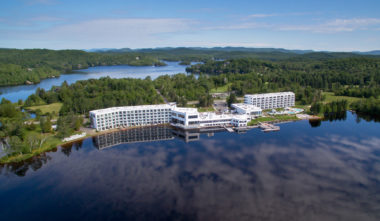 Vue aérienne de l'Estérel Resort: hôtel de luxe dans les Laurentides
