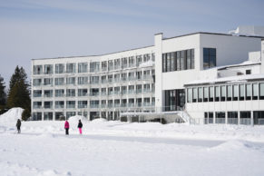 Patinoire de l'Esterel Resort en hiver - Hotel de luxe dans les Laurentides