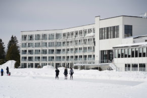 Patinoire de l'Esterel Resort en hiver - Hotel de luxe dans les Laurentides