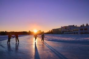 Patinoire de l'Esterel Resort en hiver - Hotel de luxe dans les Laurentides