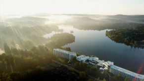 Vue aérienne de l'Estérel Resort: hôtel de luxe dans les Laurentides