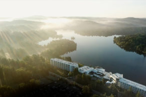 Vue aérienne de l'Estérel Resort: hôtel de luxe dans les Laurentides