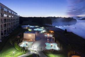 Vue nocturne de l'Estérel Resort: hôtel de luxe dans les Laurentides