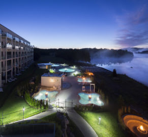 Vue nocturne de l'Estérel Resort: hôtel de luxe dans les Laurentides