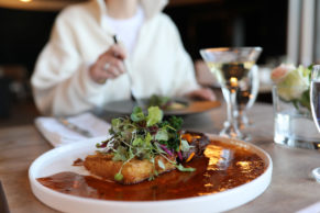 Assiette au restaurant de l'Estérel Resort: hôtel de luxe dans les Laurentides