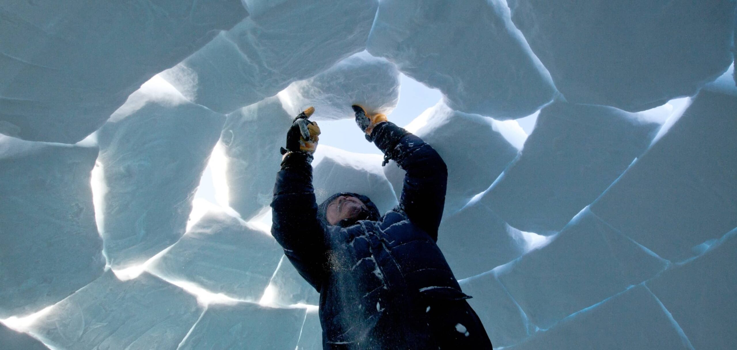 Construction d'igloo avec les Inuits dans le Nunavik (Québec) - Photo Heiko Wittenborn