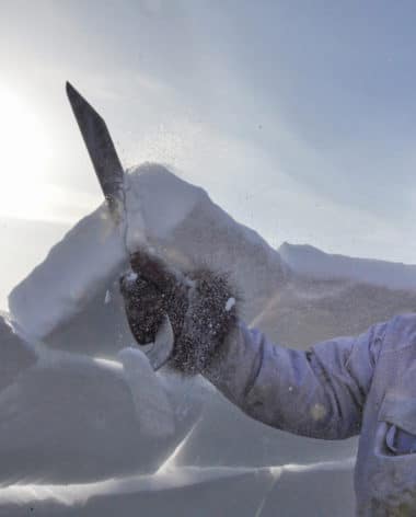 Construction d'un igloo - Hiver au Nunavik - Photo Isabelle Dubois