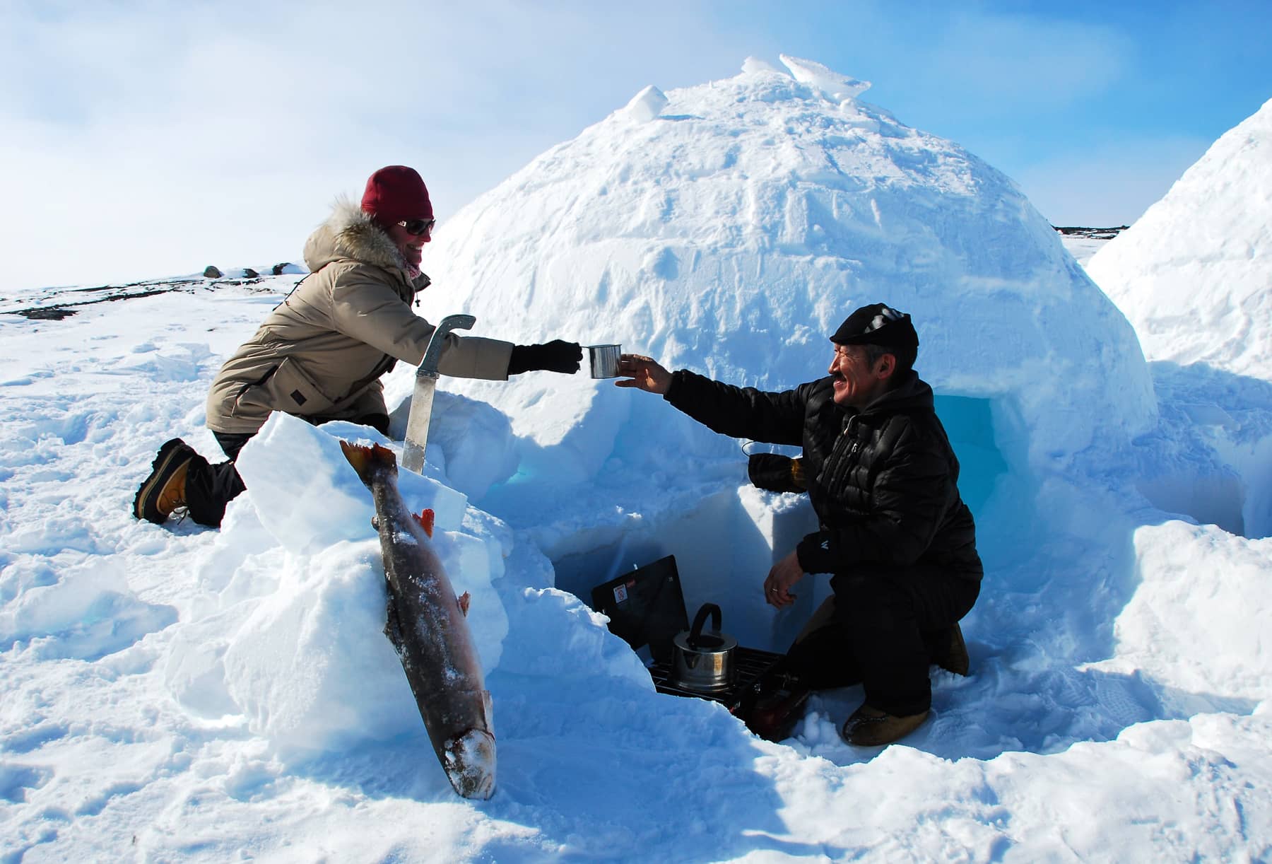 Hiver au Nunavik - Pause Thé pendant la construction d'un igloo - Photo Isabelle Dubois