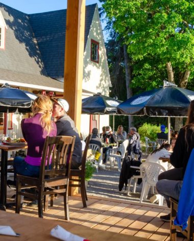 Terrasse - Microbrasserie québécoise La Chasse-Pinte (Saguenay-Lac-Saint-Jean)