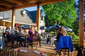 Terrasse - Microbrasserie québécoise La Chasse-Pinte (Saguenay-Lac-Saint-Jean)