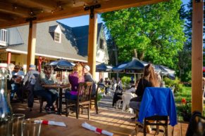 Terrasse - Microbrasserie québécoise La Chasse-Pinte (Saguenay-Lac-Saint-Jean)