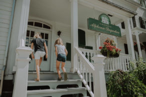 Enfants visitant la Maison Historique Alphonse Desjardins