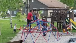 Pleine de jeux enfants - Chalets Baie Cascouia - Hotel Saguenay-Lac-Saint-Jean