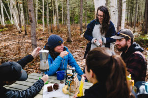 Repas en bivouac avec Saguenay Aventures