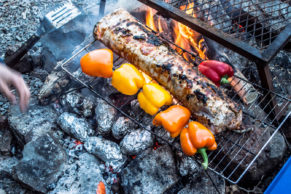 Repas en bivouac avec Saguenay Aventures