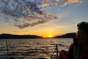 silouhette personne coucher soleil - Voile Mercator Saguenay-Lac-Saint-Jean