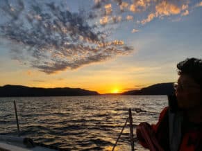 silouhette personne coucher soleil - Voile Mercator Saguenay-Lac-Saint-Jean