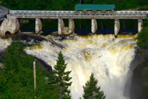 Chute du Parc du Trou de la Fée - Photo David Rowsome