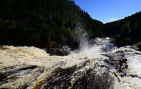 Chute du Parc du Trou de la Fée - Photo David Rowsome