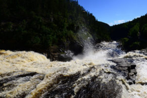 Chute du Parc du Trou de la Fée - Photo David Rowsome