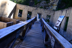 Promenade sur les ponts du Parc du trou de la fée - Photo David Rowsome