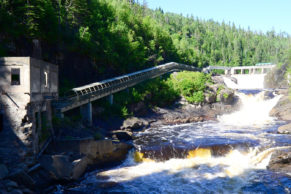 Chute du Parc du Trou de la Fée - Photo David Rowsome