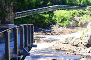 Chute du Parc du Trou de la Fée - Photo David Rowsome