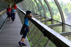 Promenade en famille au Parc du trou de la fée - Photo David Rowsome