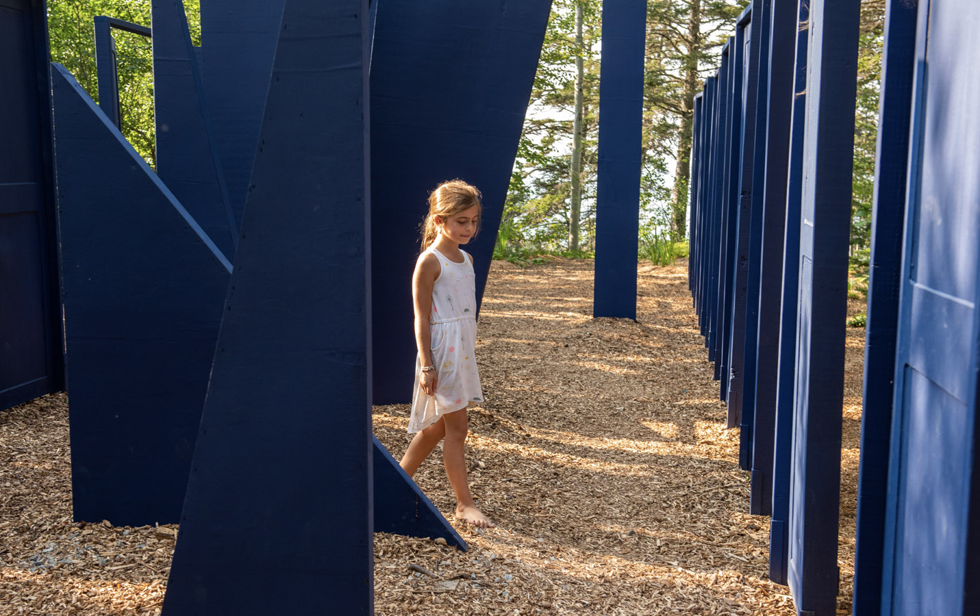 Promenade dans un des jardins du Festival International aux Jardins de Métis : une belle activité à faire en famille en Gaspésie - Photo Martin Bond