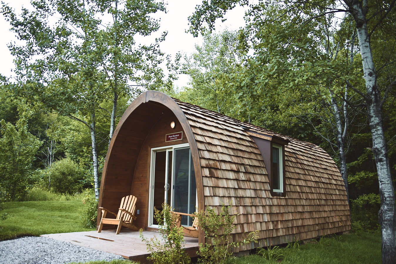 Parmi les hébergements du Parc Oméga, découvrez les pods