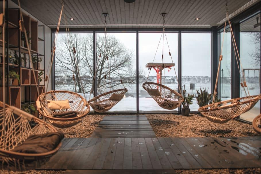 Gaëlle Leroyer, Destination Québec cité : fauteuil suspendu à l'intérieur d'un centre de bien-être