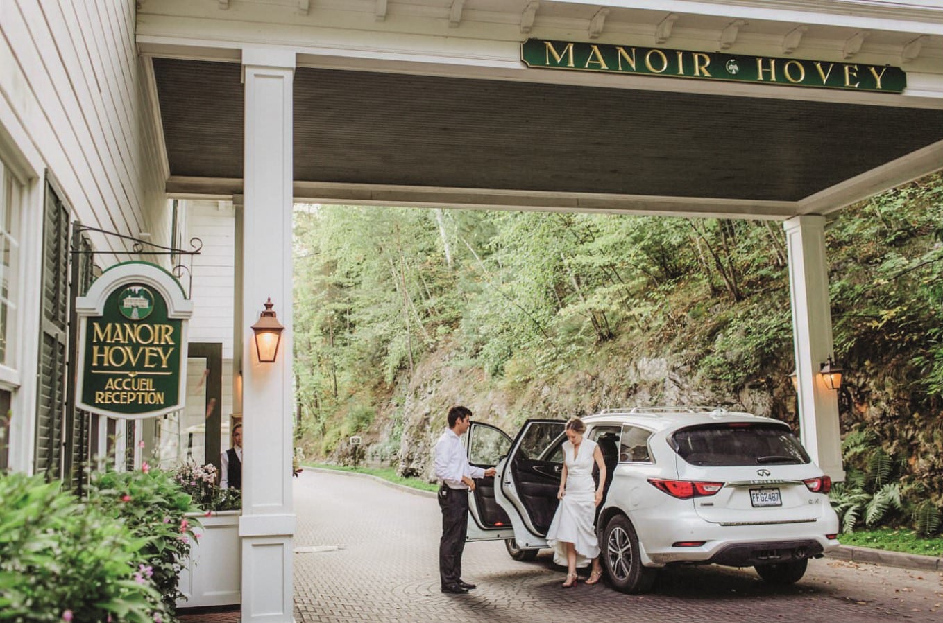Photos © Manoir Hovey : un couple sortant de leur voiture devant l'accueil du manoir Hovey