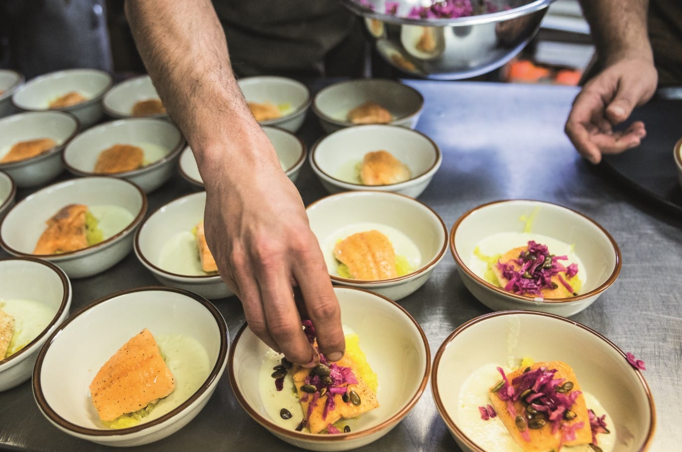 Photos © Route des Saveurs - Francis Gagnon : Dressage des assiettes avec du pavé de saumon et son accompagnement