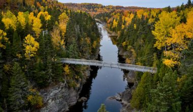Que faire à Trois-Pistoles : enjamber la rivière Trois-Pistoles dans la MRC des Basques - Photo Patrick Nadeau