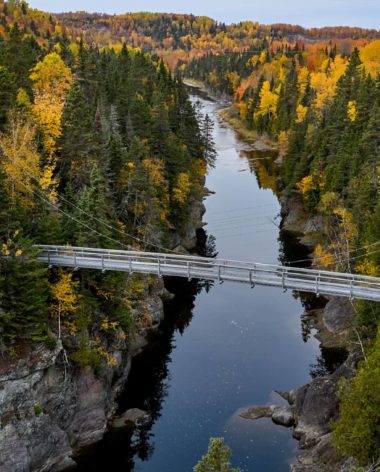 Que faire à Trois-Pistoles : enjamber la rivière Trois-Pistoles dans la MRC des Basques - Photo Patrick Nadeau