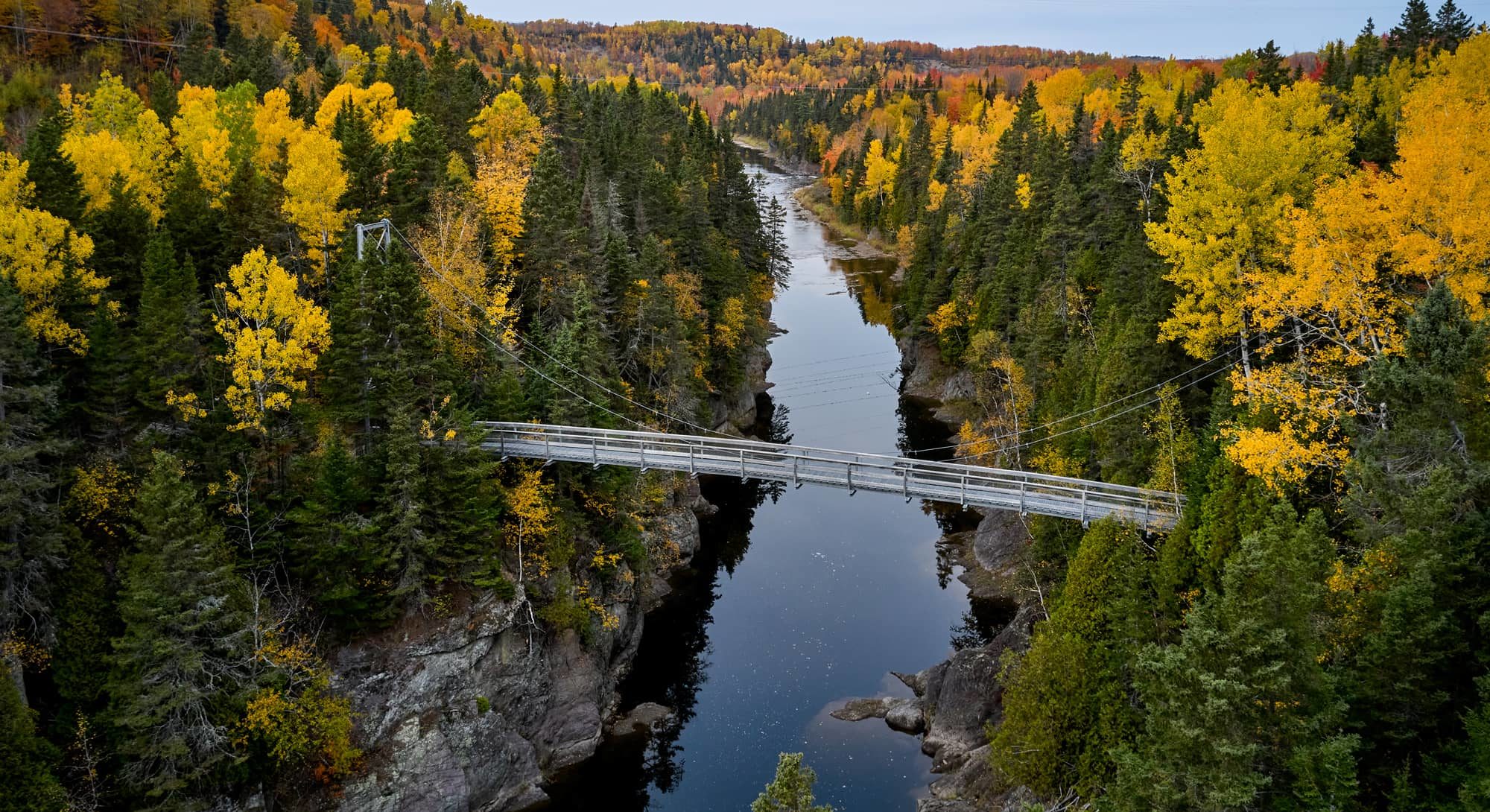 Que faire à Trois-Pistoles : enjamber la rivière Trois-Pistoles dans la MRC des Basques - Photo Patrick Nadeau