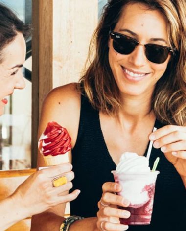 moment d'échange et de convivialité entre filles autour d'une glace