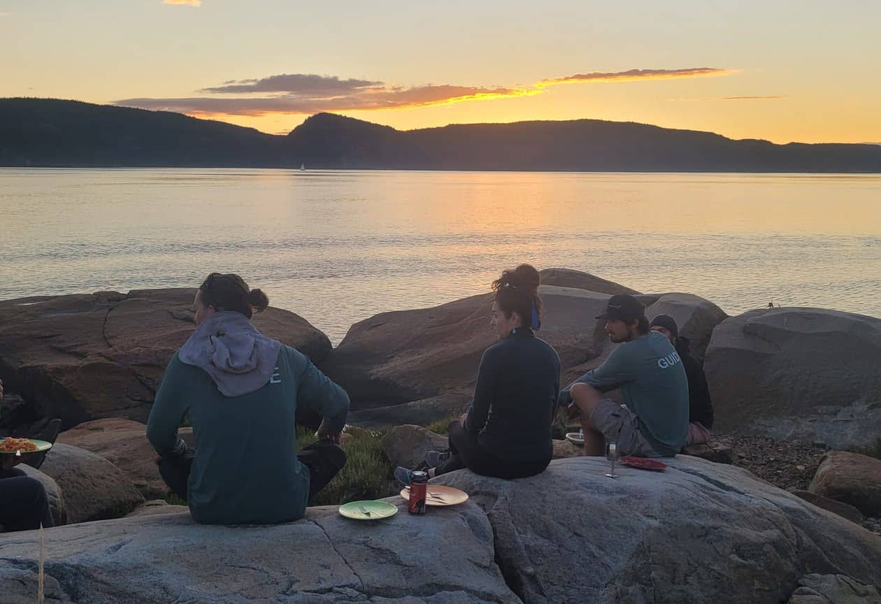 Au Saguenay-Lac-Saint-Jean, les fleurons du tourisme de plein air conjuguent souvent le leadership au féminin. La preuve avec ces 5 établissements - Photo: pause durant une randonnée sur les rives du Fjord-du-Saguenay